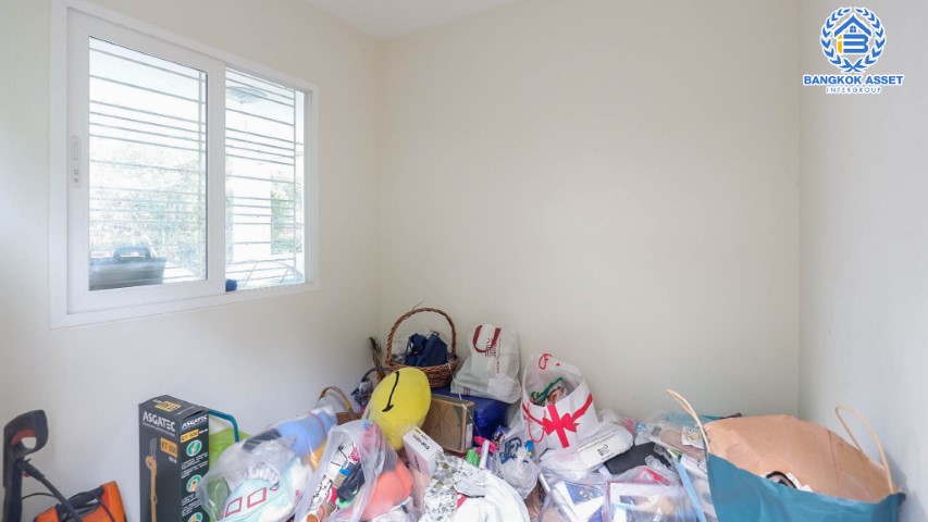 บ้านเดี่ยวมือสองย่านนนทบุรีฯ ม.คาซ่าแกรนด์ รัตนาธิเบศร์-ราชพฤกษ์ เนื้อที่กว้างขวางมากถึง 111 ตร.ว. ฟังก์ชัน 4 ห้องนอน 5 ห้องน้ำ ที่จอดรถ 5 คัน แถมฟรี! เครื่องปรับอากาศ 7 เครื่อง บนทำเลแห่งการเดินทาง ใกล้รถไฟฟ้าสายสีม่วง "สถานีบางรักใหญ่"...